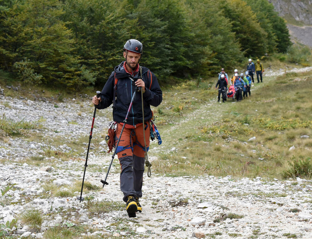 <p>Da bi neko dobio zvanje gorskog spasioca, mora sve da zna na ispitu, u suprotnom - pada, kaže prvi čovjek GSS-a Željko Loncović</p>