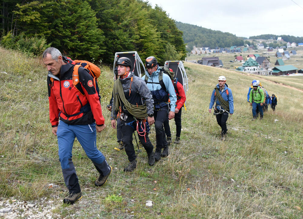 <p>Da bi neko dobio zvanje gorskog spasioca, mora sve da zna na ispitu, u suprotnom - pada, kaže prvi čovjek GSS-a Željko Loncović</p>