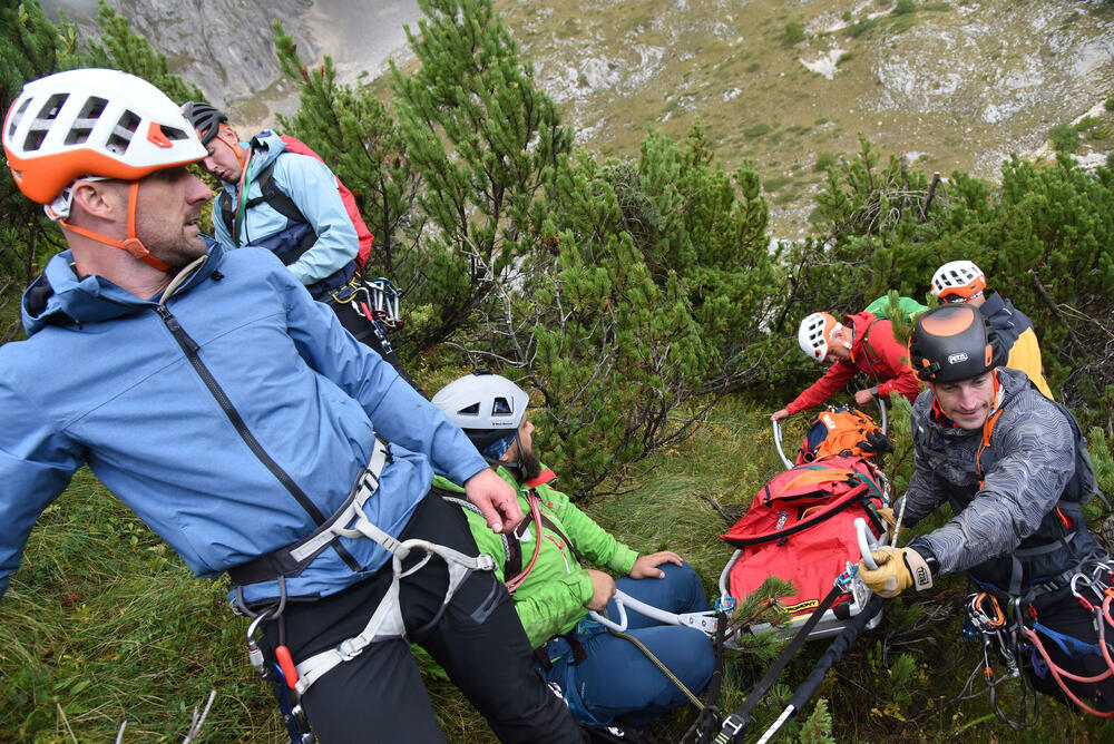 <p>Da bi neko dobio zvanje gorskog spasioca, mora sve da zna na ispitu, u suprotnom - pada, kaže prvi čovjek GSS-a Željko Loncović</p>