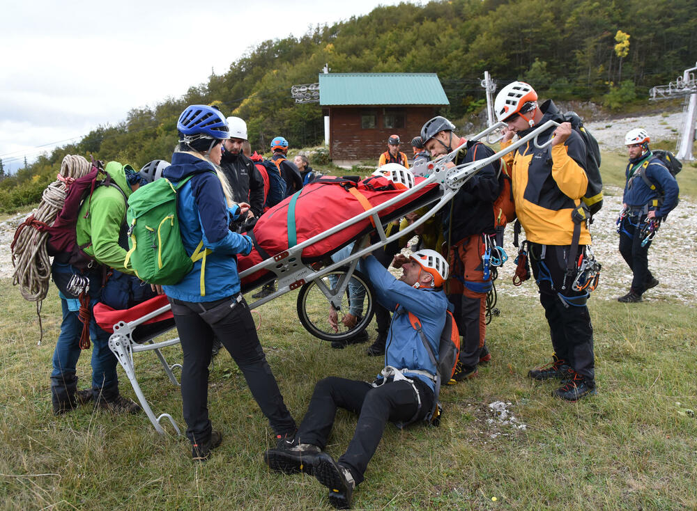 <p>Da bi neko dobio zvanje gorskog spasioca, mora sve da zna na ispitu, u suprotnom - pada, kaže prvi čovjek GSS-a Željko Loncović</p>