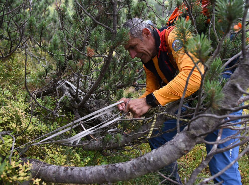 <p>Da bi neko dobio zvanje gorskog spasioca, mora sve da zna na ispitu, u suprotnom - pada, kaže prvi čovjek GSS-a Željko Loncović</p>