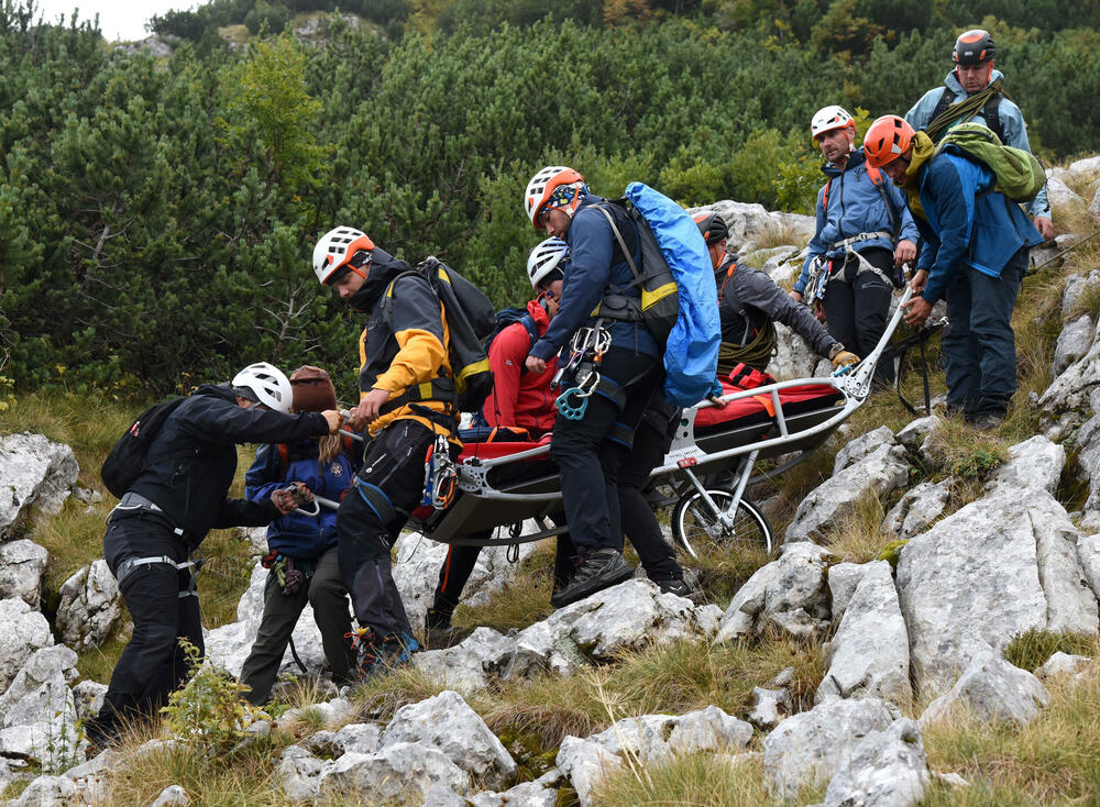 <p>Da bi neko dobio zvanje gorskog spasioca, mora sve da zna na ispitu, u suprotnom - pada, kaže prvi čovjek GSS-a Željko Loncović</p>
