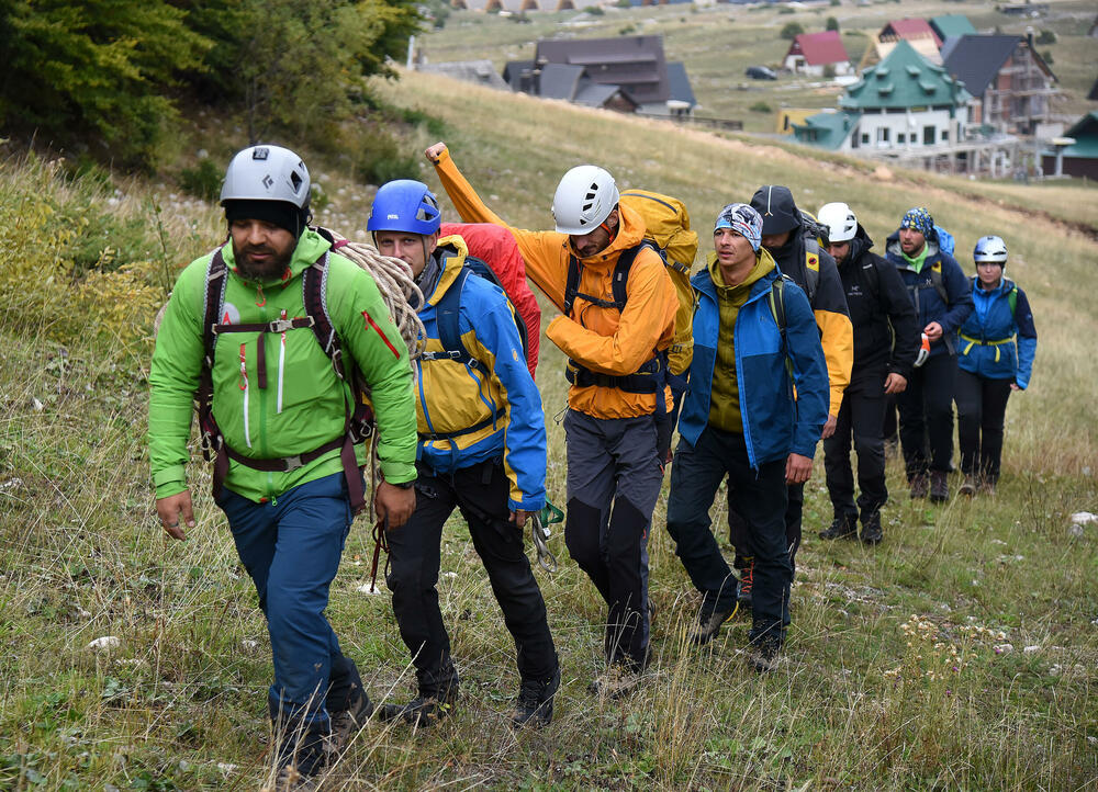 <p>Da bi neko dobio zvanje gorskog spasioca, mora sve da zna na ispitu, u suprotnom - pada, kaže prvi čovjek GSS-a Željko Loncović</p>