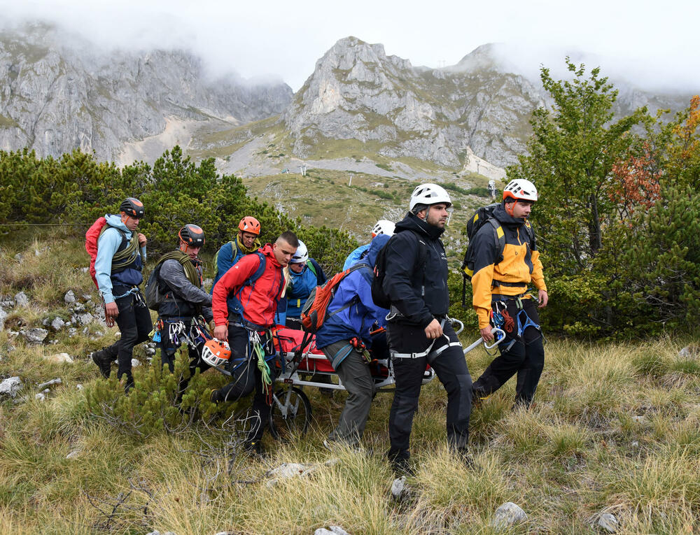 <p>Da bi neko dobio zvanje gorskog spasioca, mora sve da zna na ispitu, u suprotnom - pada, kaže prvi čovjek GSS-a Željko Loncović</p>