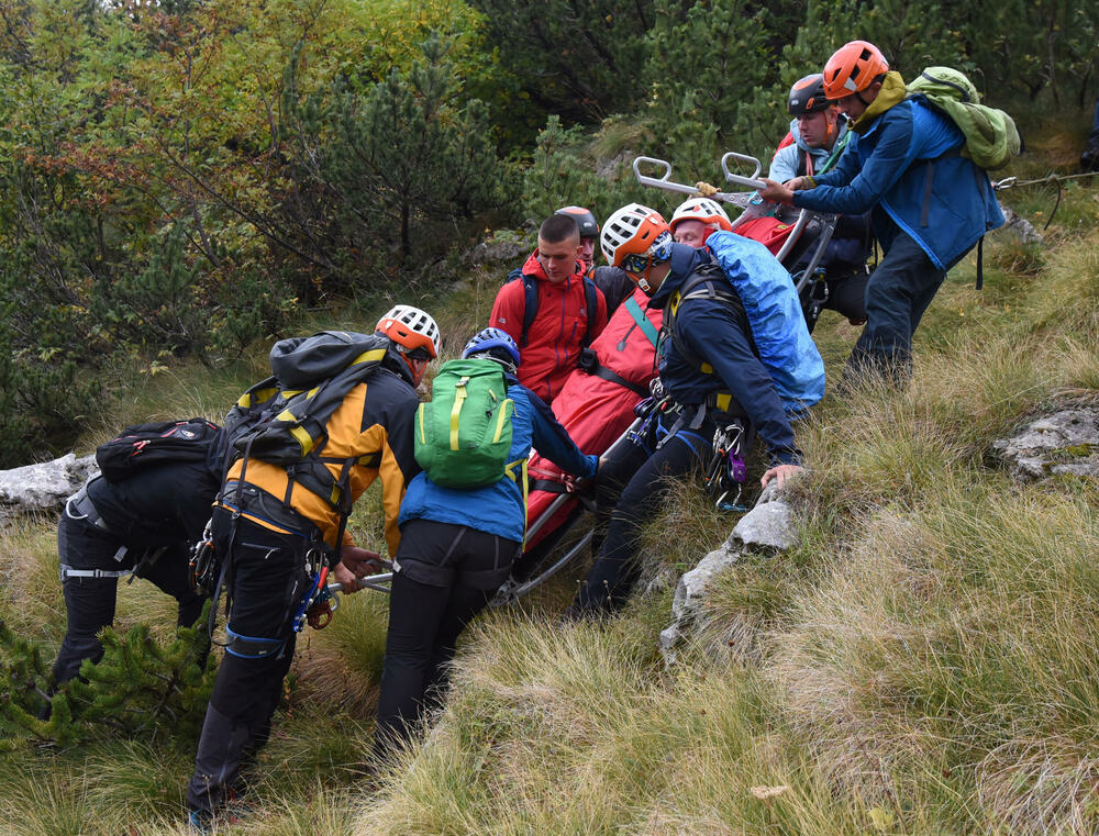 <p>Da bi neko dobio zvanje gorskog spasioca, mora sve da zna na ispitu, u suprotnom - pada, kaže prvi čovjek GSS-a Željko Loncović</p>