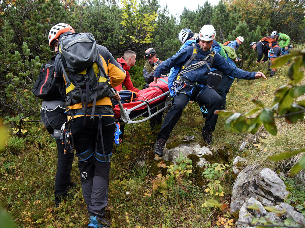 <p>Da bi neko dobio zvanje gorskog spasioca, mora sve da zna na ispitu, u suprotnom - pada, kaže prvi čovjek GSS-a Željko Loncović</p>