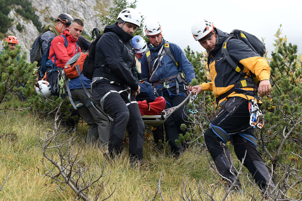 Izvlačenje unesrećenog, Foto: Luka Zeković