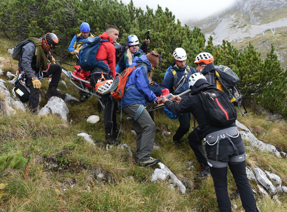 <p>Da bi neko dobio zvanje gorskog spasioca, mora sve da zna na ispitu, u suprotnom - pada, kaže prvi čovjek GSS-a Željko Loncović</p>