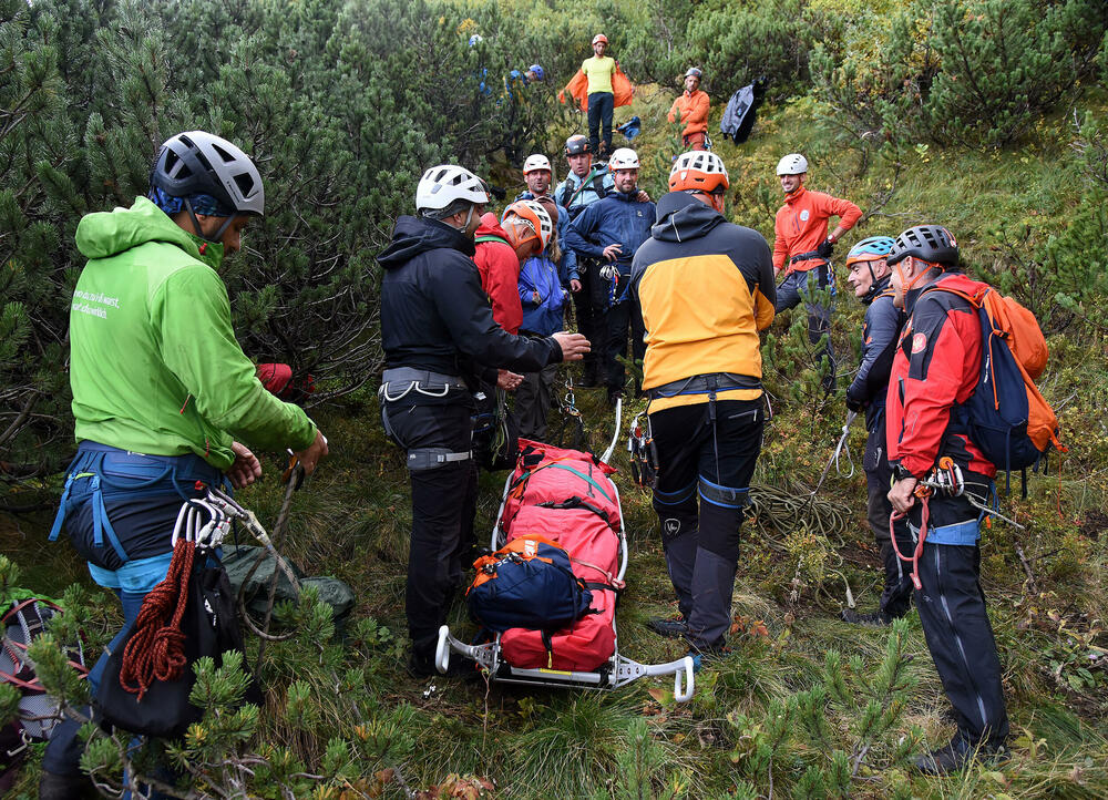 <p>Da bi neko dobio zvanje gorskog spasioca, mora sve da zna na ispitu, u suprotnom - pada, kaže prvi čovjek GSS-a Željko Loncović</p>