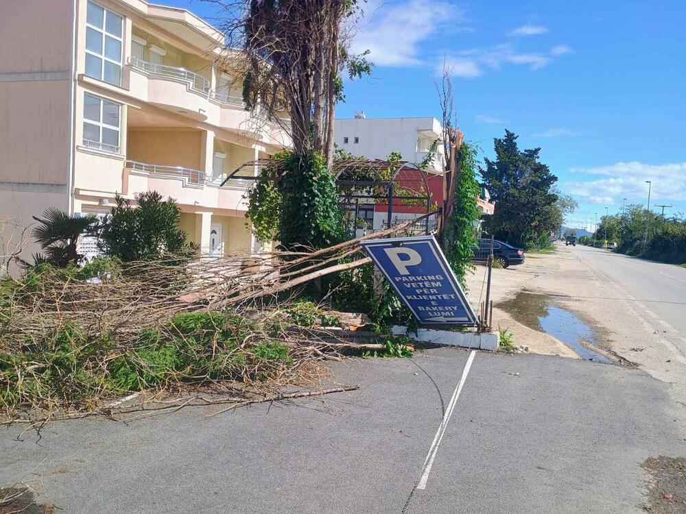 <p>Nevrijeme u mjestu kod Ulcinja u nedjelju oko 22.20h</p>