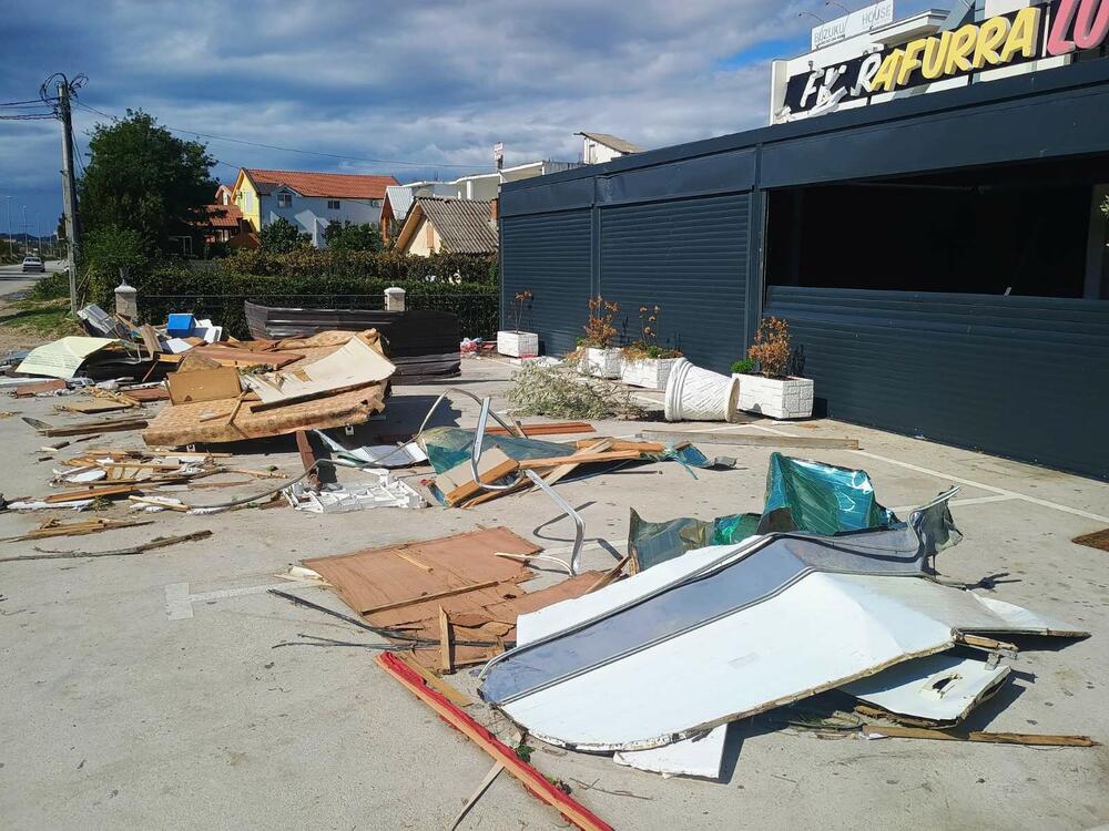 <p>Nevrijeme u mjestu kod Ulcinja u nedjelju oko 22.20h</p>