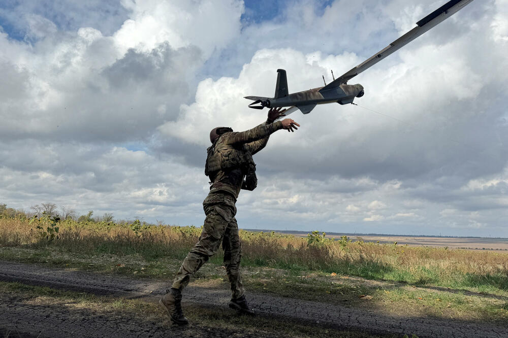 Ukrajinski vojnik lansira izviđački dron (Ilustracija), Foto: REUTERS