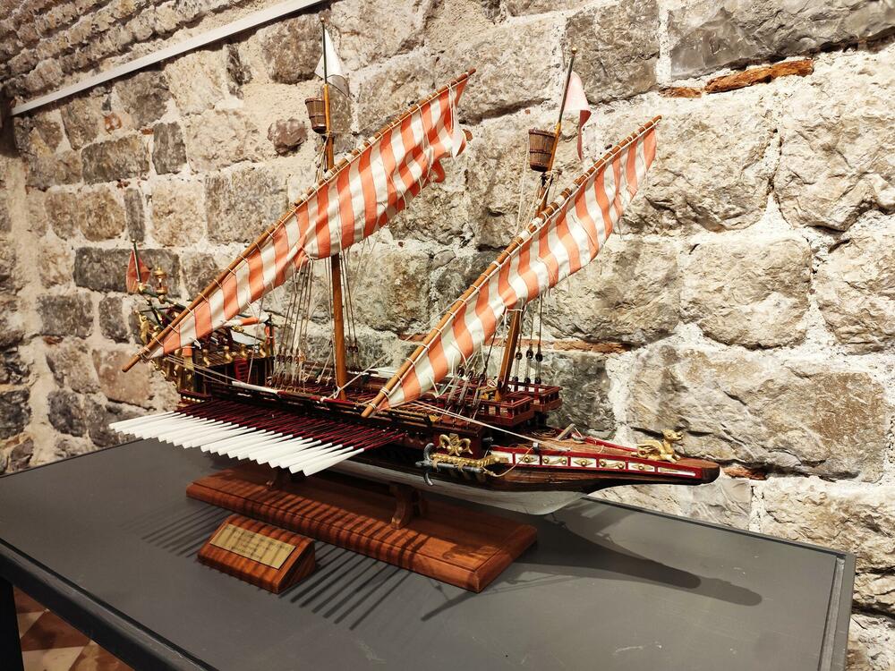 <p>Maketa čuvenog kotorskog broda od sada u stalnoj postavci Pomorskog muzeja</p>