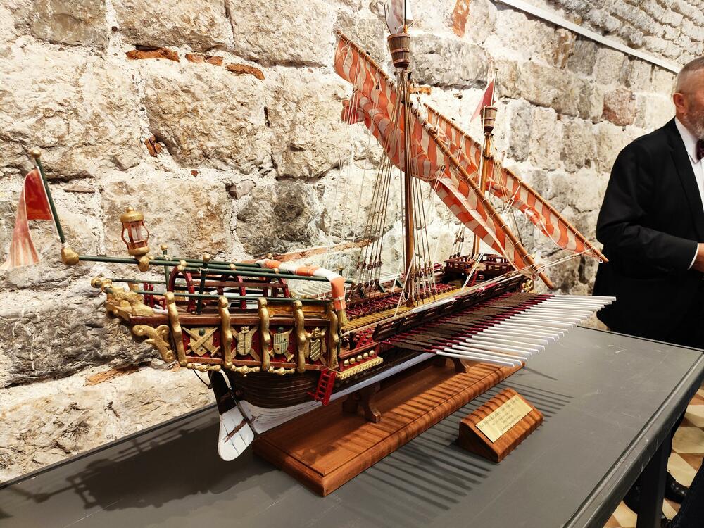 <p>Maketa čuvenog kotorskog broda od sada u stalnoj postavci Pomorskog muzeja</p>