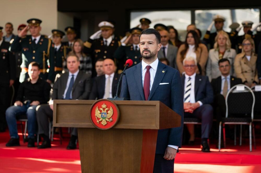 Milatović: Vojska ne pripada partijama, materijalna situacija...