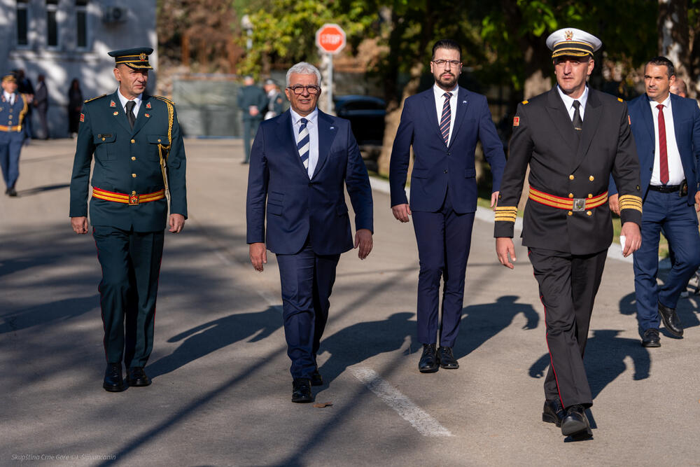 <p>Iz Kabineta predsjednika Skupštine Crne Gore Andrije Mandića je saopšteno da je Mandić čestitao Dan Vojske Crne Gore ministru odbrane Draganu Krapoviću, načelniku Generalštaba, brigadnom generalu Miodragu Vuksanoviću, i svim pripadnicima Vojske Crne Gore, prisustvujući svečanoj proslavi koja je priređena u kasarni Danilovgrad</p>