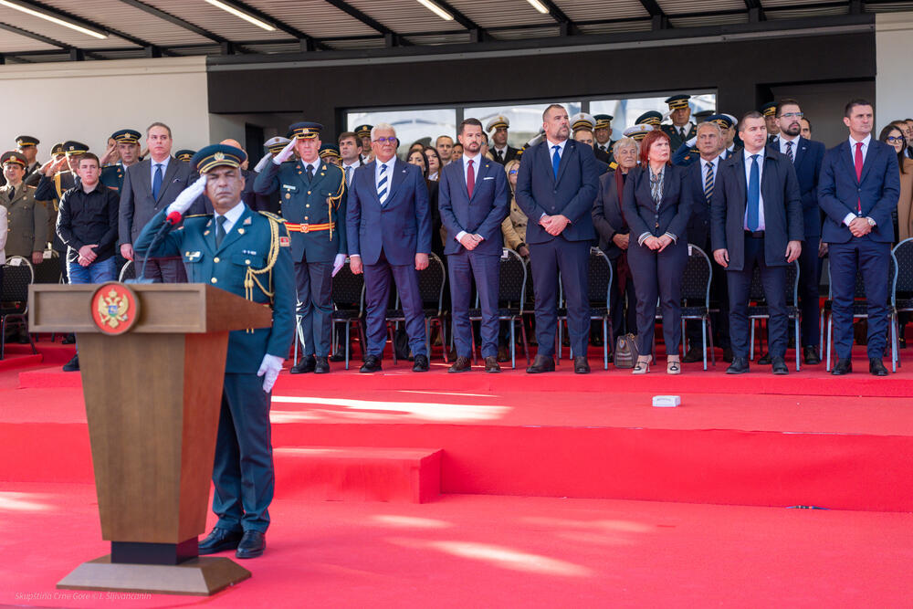 <p>Iz Kabineta predsjednika Skupštine Crne Gore Andrije Mandića je saopšteno da je Mandić čestitao Dan Vojske Crne Gore ministru odbrane Draganu Krapoviću, načelniku Generalštaba, brigadnom generalu Miodragu Vuksanoviću, i svim pripadnicima Vojske Crne Gore, prisustvujući svečanoj proslavi koja je priređena u kasarni Danilovgrad</p>