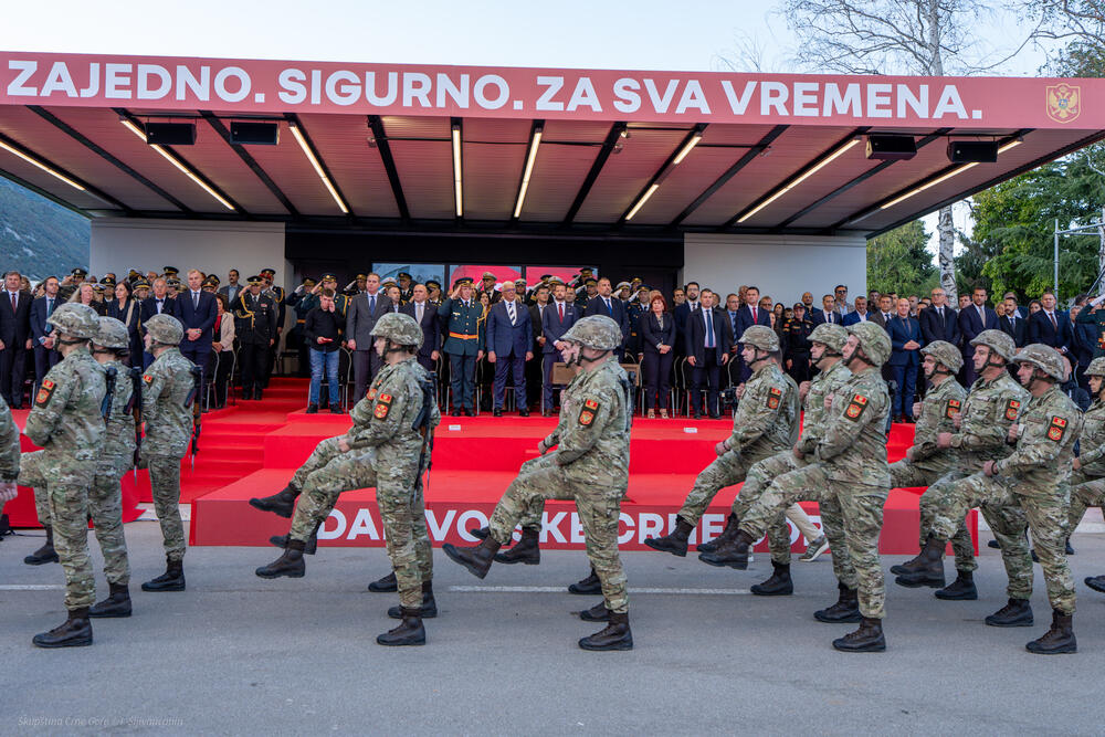 <p>Iz Kabineta predsjednika Skupštine Crne Gore Andrije Mandića je saopšteno da je Mandić čestitao Dan Vojske Crne Gore ministru odbrane Draganu Krapoviću, načelniku Generalštaba, brigadnom generalu Miodragu Vuksanoviću, i svim pripadnicima Vojske Crne Gore, prisustvujući svečanoj proslavi koja je priređena u kasarni Danilovgrad</p>