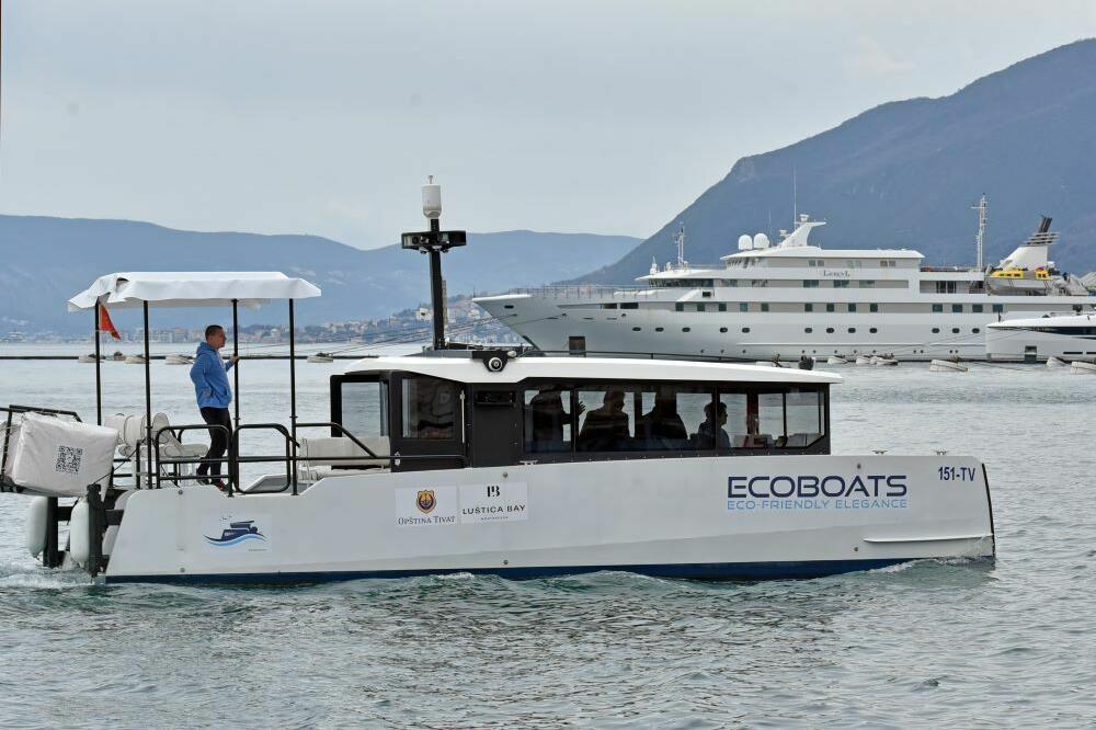 Jedan od putničkih brodova u Tivtu, Foto: Siniša Luković