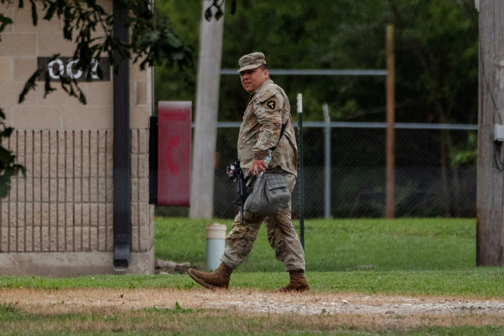 <p>Ni gradonačelnik Čikaga, Brendon Džonson, ni guverner Ilinoisa, Džej-Bi Pricker, nisu optuženi za bilo kakvo krivično djelo, a obojica su istaknuti protivnici Trampove akcije protiv ilegalne imigracije i raspoređivanja pripadnika Nacionalne garde u gradovima s većinskim demokratskim biračima</p>