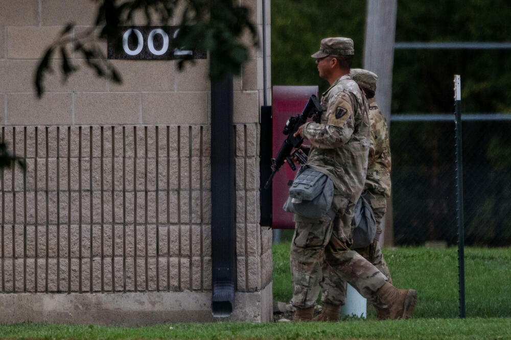 <p>Ni gradonačelnik Čikaga, Brendon Džonson, ni guverner Ilinoisa, Džej-Bi Pricker, nisu optuženi za bilo kakvo krivično djelo, a obojica su istaknuti protivnici Trampove akcije protiv ilegalne imigracije i raspoređivanja pripadnika Nacionalne garde u gradovima s većinskim demokratskim biračima</p>