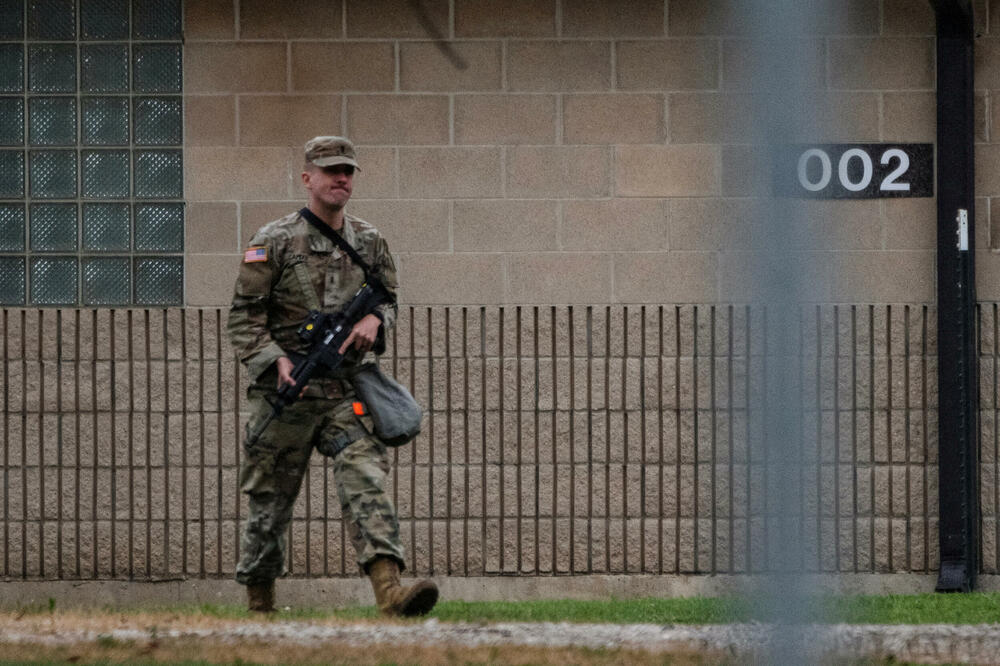 <p>Ni gradonačelnik Čikaga, Brendon Džonson, ni guverner Ilinoisa, Džej-Bi Pricker, nisu optuženi za bilo kakvo krivično djelo, a obojica su istaknuti protivnici Trampove akcije protiv ilegalne imigracije i raspoređivanja pripadnika Nacionalne garde u gradovima s većinskim demokratskim biračima</p>