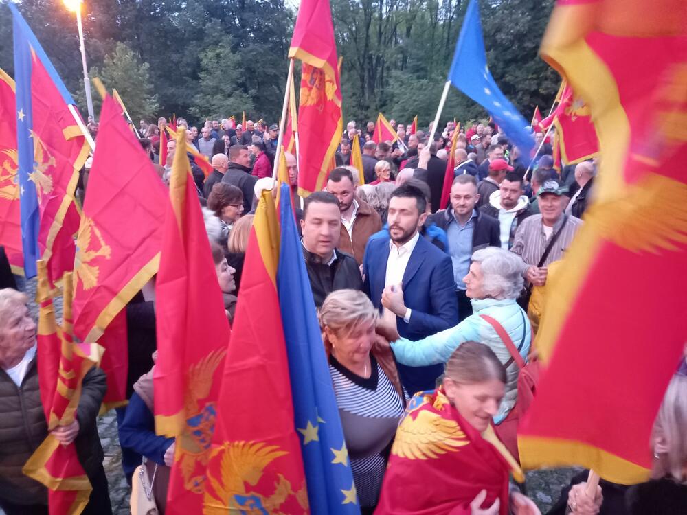 <p>"Kad bi se slomila kičma DPS-a, oni znaju da bi došlo do sloma građanskih i antifašističkih vrijednosti u Crnoj Gori", rekao je predsjednik DPS-a</p>