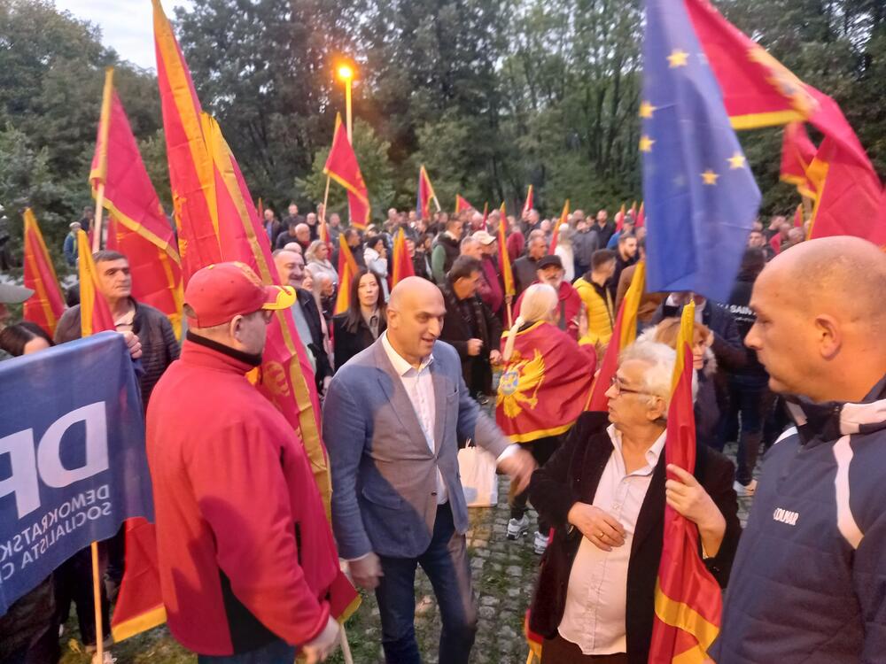 <p>"Kad bi se slomila kičma DPS-a, oni znaju da bi došlo do sloma građanskih i antifašističkih vrijednosti u Crnoj Gori", rekao je predsjednik DPS-a</p>