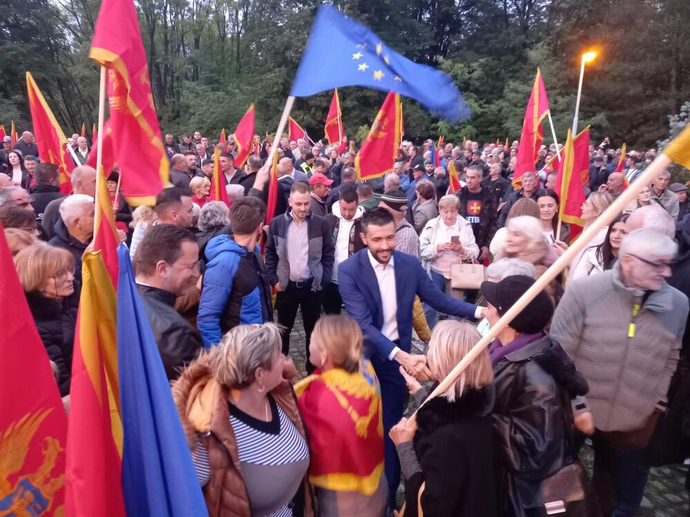 <p>"Kad bi se slomila kičma DPS-a, oni znaju da bi došlo do sloma građanskih i antifašističkih vrijednosti u Crnoj Gori", rekao je predsjednik DPS-a</p>