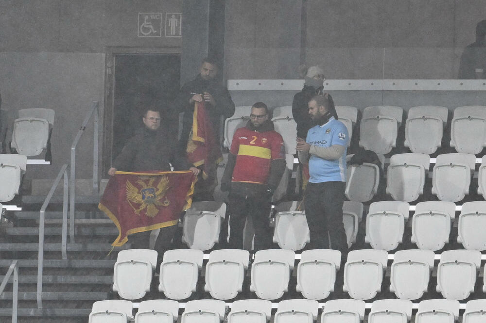 Težak poraz teži i od hladnoće: Grupa navijača Crne Gore tokom meča sa Farskim Ostrvima, Foto: FSCG