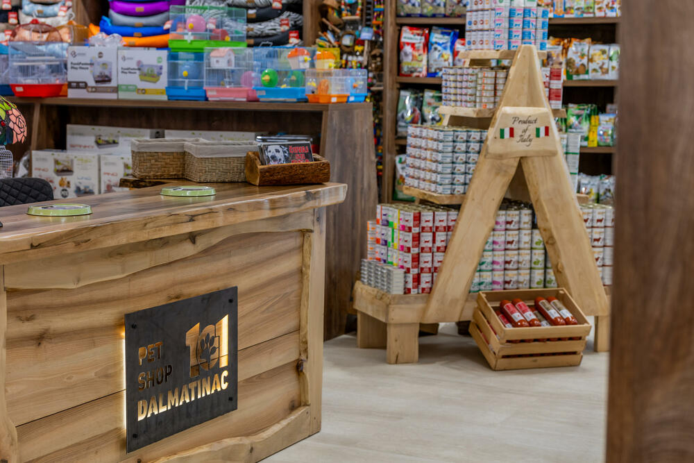<p>Pet shop "101 Dalmatinac", dio kompanije Čamdzić 011 koja postoji više od 15 godina, jedan je od vodećih distributera hrane i opreme za kućne ljubimce u Crnoj Gori.</p>