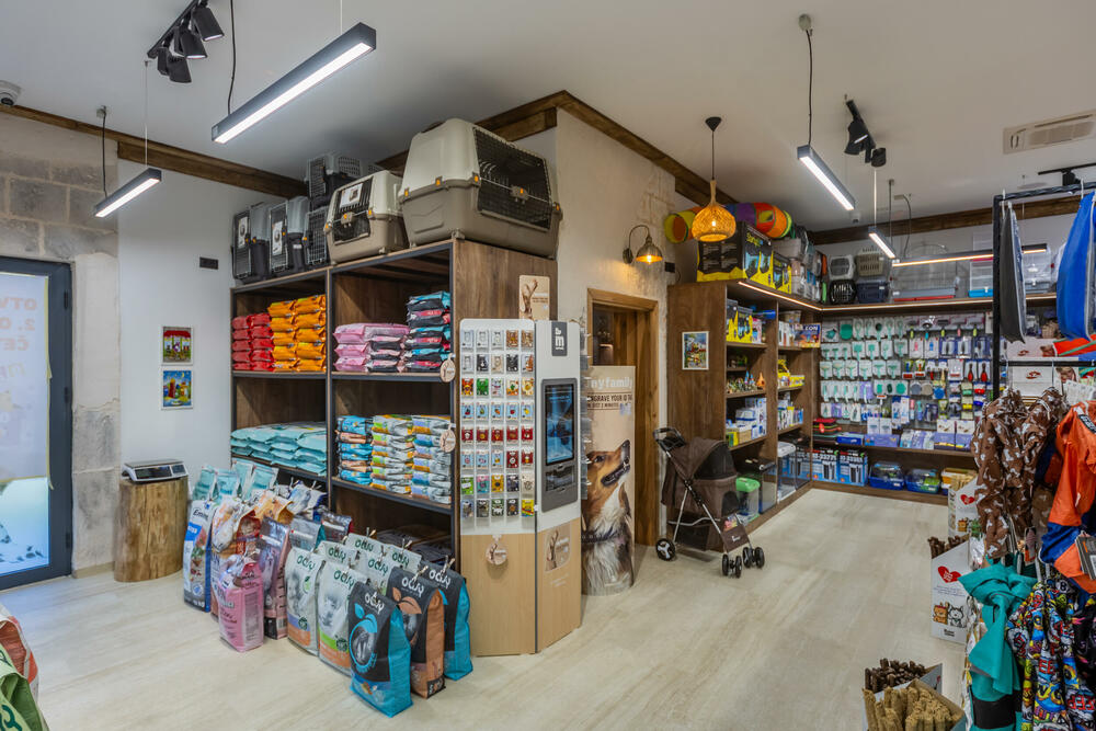 <p>Pet shop "101 Dalmatinac", dio kompanije Čamdzić 011 koja postoji više od 15 godina, jedan je od vodećih distributera hrane i opreme za kućne ljubimce u Crnoj Gori.</p>