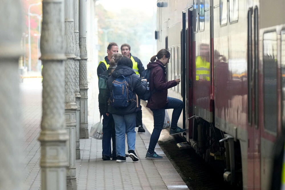 Volonteri koji glume evakuisane ljude u vježbi u slučaju vojnog sukoba ulaze u voz: Detalj iz Viljnusa