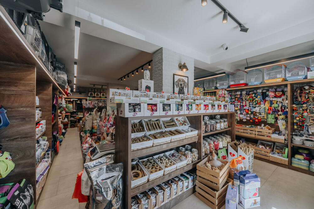 <p>Pet shop "101 Dalmatinac", dio kompanije Čamdzić 011 koja postoji više od 15 godina, jedan je od vodećih distributera hrane i opreme za kućne ljubimce u Crnoj Gori.</p>