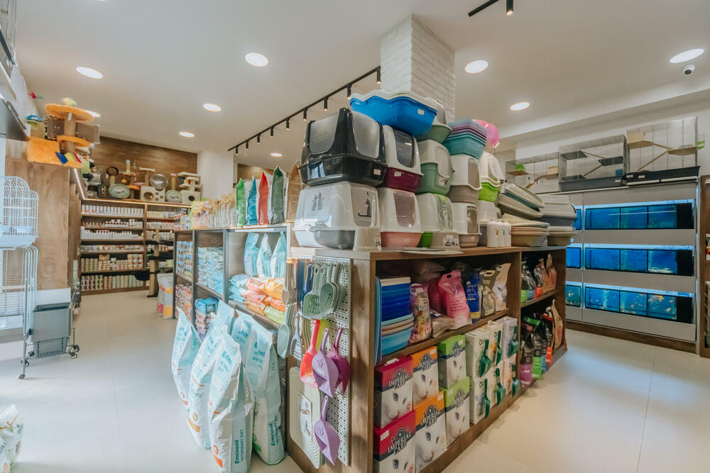 <p>Pet shop "101 Dalmatinac", dio kompanije Čamdzić 011 koja postoji više od 15 godina, jedan je od vodećih distributera hrane i opreme za kućne ljubimce u Crnoj Gori.</p>
