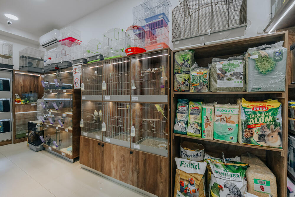 <p>Pet shop "101 Dalmatinac", dio kompanije Čamdzić 011 koja postoji više od 15 godina, jedan je od vodećih distributera hrane i opreme za kućne ljubimce u Crnoj Gori.</p>
