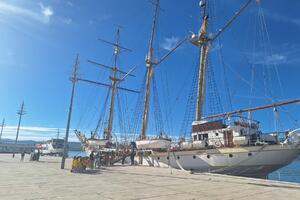 Prvaci OŠ "Drago Milović" posjetili jedrenjak "Jadran"