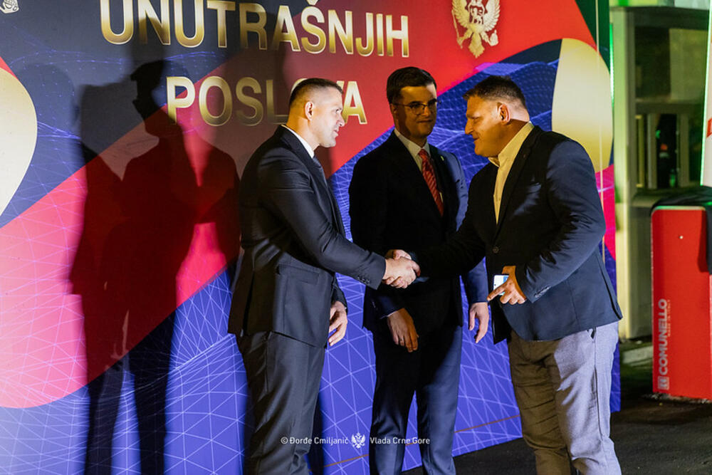 <p>Ispred zgrade Ministarstva unutrašnjih poslova održana centralna proslava Dana unutrašnjih poslova, na kojoj je po prvi put uručena najviša nagrada za rad policijskih službenika</p>