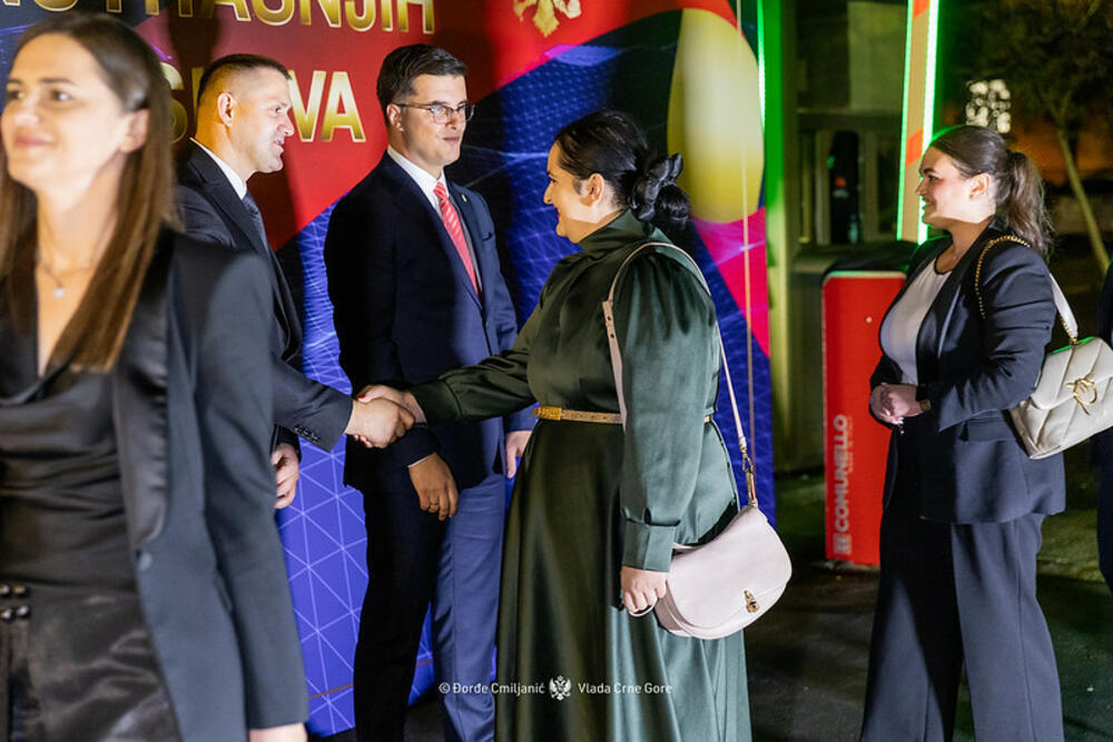 <p>Ispred zgrade Ministarstva unutrašnjih poslova održana centralna proslava Dana unutrašnjih poslova, na kojoj je po prvi put uručena najviša nagrada za rad policijskih službenika</p>