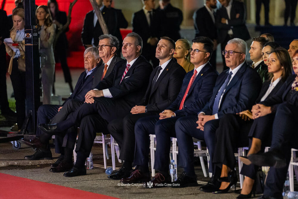 <p>Ispred zgrade Ministarstva unutrašnjih poslova održana centralna proslava Dana unutrašnjih poslova, na kojoj je po prvi put uručena najviša nagrada za rad policijskih službenika</p>