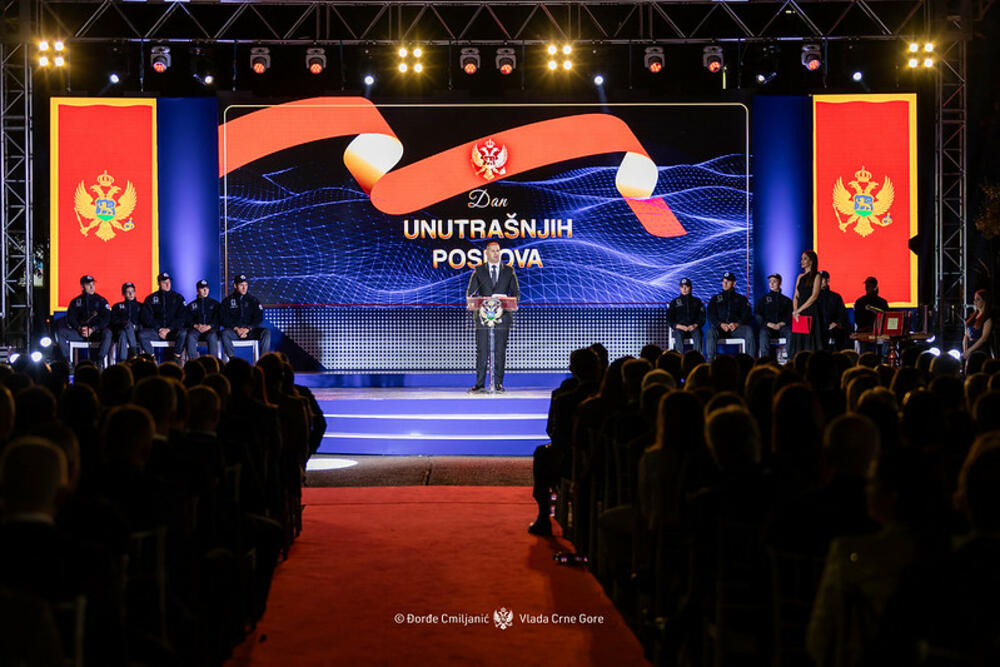 <p>Ispred zgrade Ministarstva unutrašnjih poslova održana centralna proslava Dana unutrašnjih poslova, na kojoj je po prvi put uručena najviša nagrada za rad policijskih službenika</p>