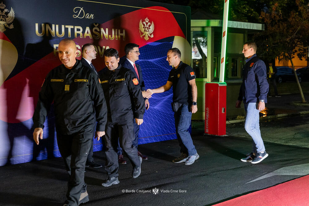 <p>Ispred zgrade Ministarstva unutrašnjih poslova održana centralna proslava Dana unutrašnjih poslova, na kojoj je po prvi put uručena najviša nagrada za rad policijskih službenika</p>