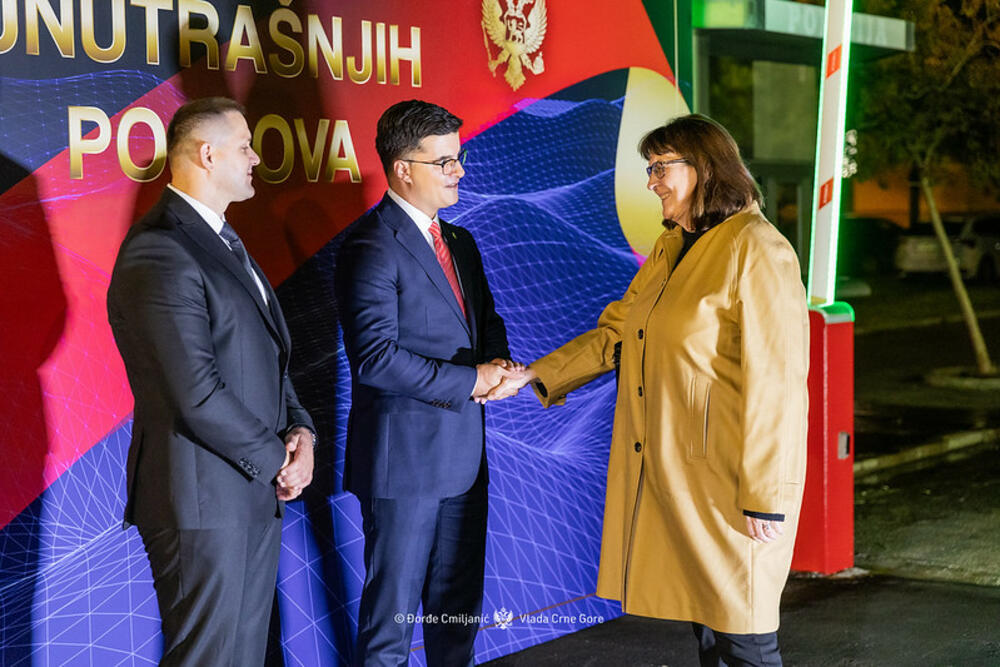 <p>Ispred zgrade Ministarstva unutrašnjih poslova održana centralna proslava Dana unutrašnjih poslova, na kojoj je po prvi put uručena najviša nagrada za rad policijskih službenika</p>