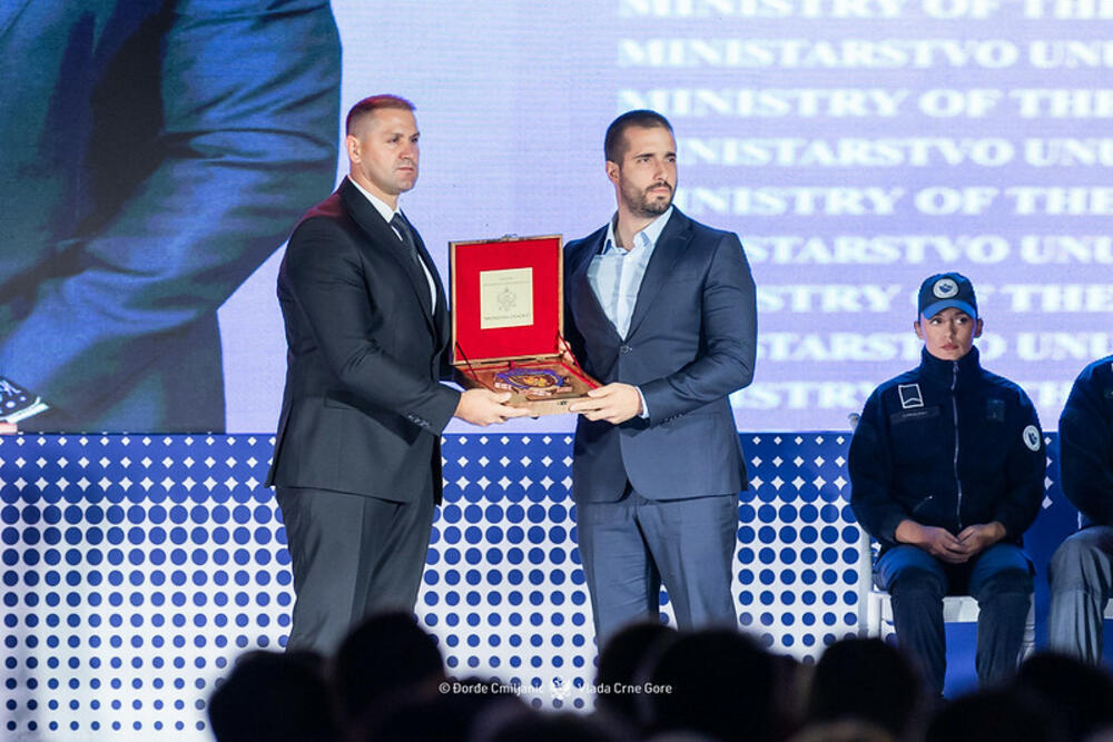 <p>Ispred zgrade Ministarstva unutrašnjih poslova održana centralna proslava Dana unutrašnjih poslova, na kojoj je po prvi put uručena najviša nagrada za rad policijskih službenika</p>