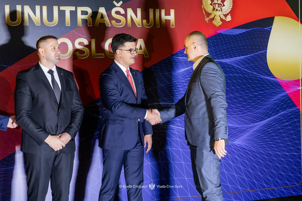 <p>Ispred zgrade Ministarstva unutrašnjih poslova održana centralna proslava Dana unutrašnjih poslova, na kojoj je po prvi put uručena najviša nagrada za rad policijskih službenika</p>