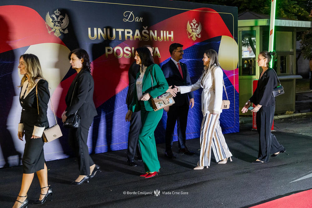 <p>Ispred zgrade Ministarstva unutrašnjih poslova održana centralna proslava Dana unutrašnjih poslova, na kojoj je po prvi put uručena najviša nagrada za rad policijskih službenika</p>