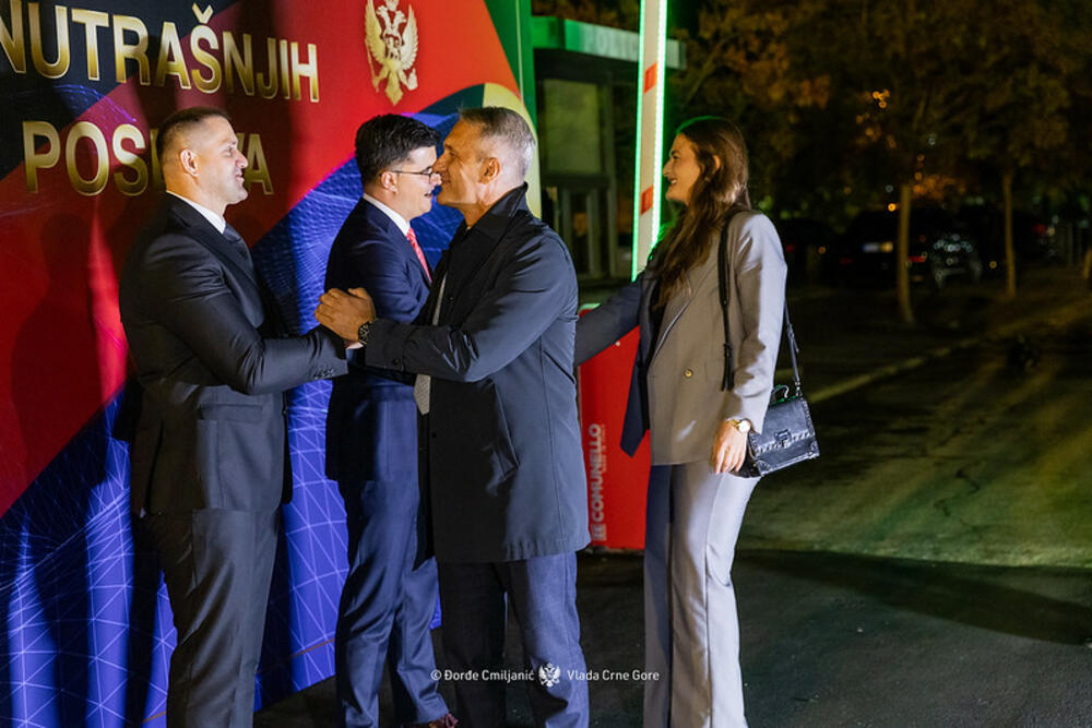 <p>Ispred zgrade Ministarstva unutrašnjih poslova održana centralna proslava Dana unutrašnjih poslova, na kojoj je po prvi put uručena najviša nagrada za rad policijskih službenika</p>