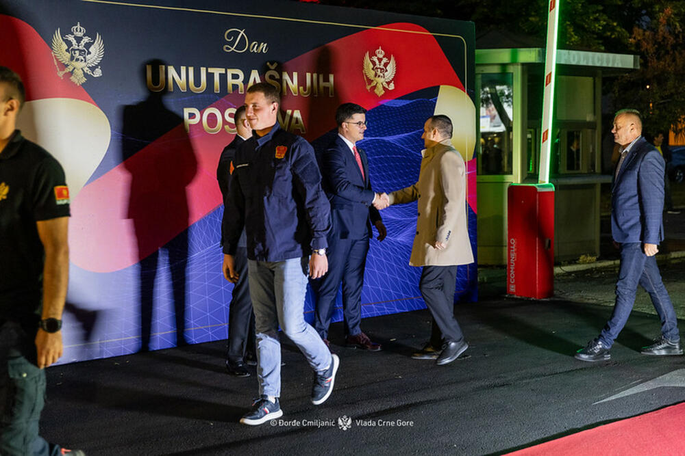 <p>Ispred zgrade Ministarstva unutrašnjih poslova održana centralna proslava Dana unutrašnjih poslova, na kojoj je po prvi put uručena najviša nagrada za rad policijskih službenika</p>