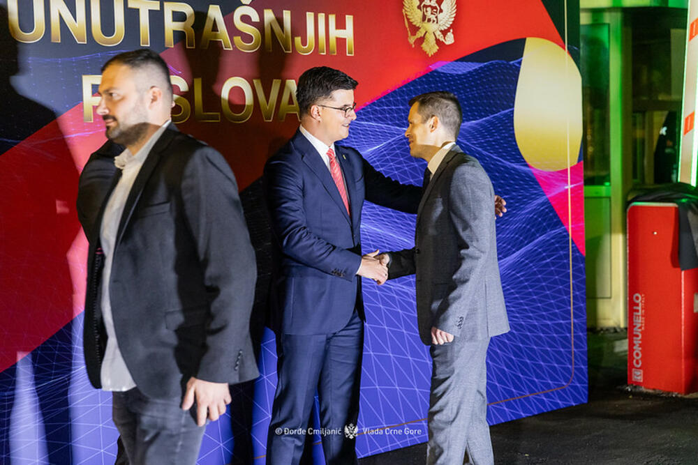 <p>Ispred zgrade Ministarstva unutrašnjih poslova održana centralna proslava Dana unutrašnjih poslova, na kojoj je po prvi put uručena najviša nagrada za rad policijskih službenika</p>