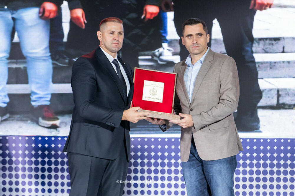 <p>Ispred zgrade Ministarstva unutrašnjih poslova održana centralna proslava Dana unutrašnjih poslova, na kojoj je po prvi put uručena najviša nagrada za rad policijskih službenika</p>